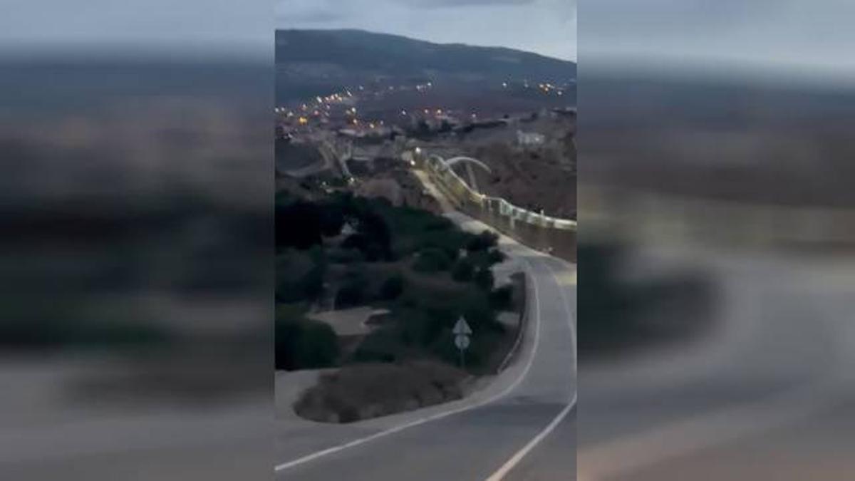 Vídeo | Un immigrant salta la tanca de Melilla en parapent