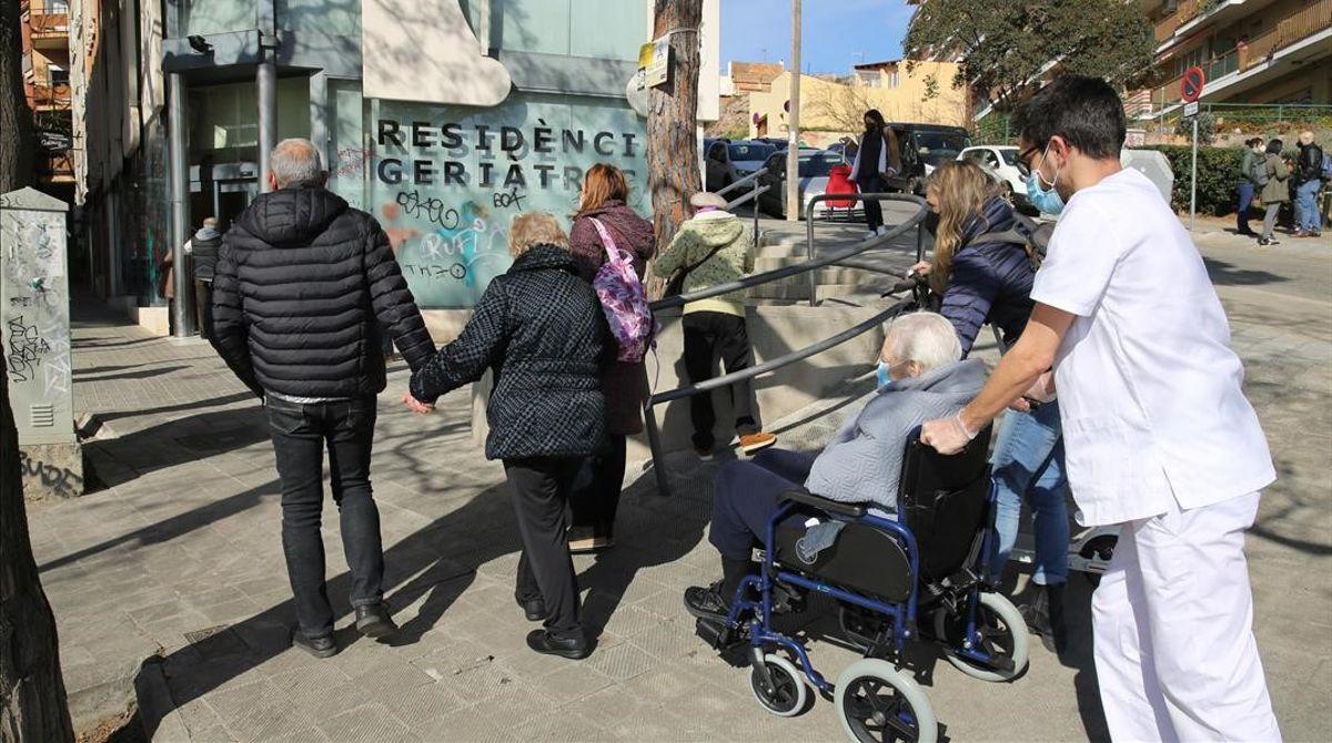 Los ancianos salen de las residencias catalanas tras 11 meses de encierro