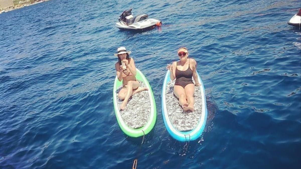 La presentadora y modelo Eva González, con su amiga Blanca Macineiras, en Baleares. La presentadora y modelo Eva González, con su amiga Blanca Macineiras, en Baleares.