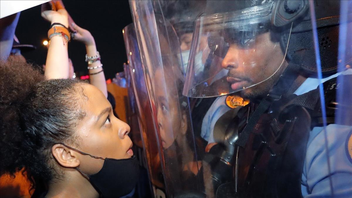 Una joven manifestante se encara a un policía en una protesta el miércoles en Nueva Orleans.
