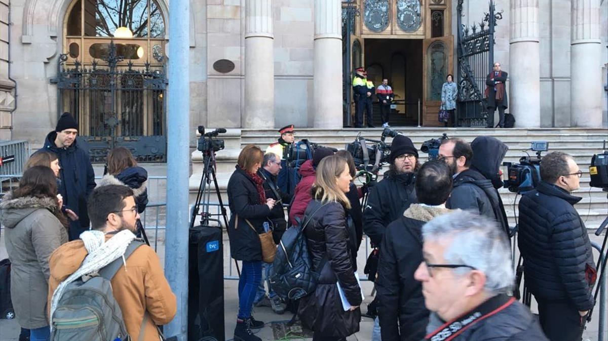 Cámaras y periodistas a las puertas del Palau de Justícia, a la espera de conocer la sentencia del ’caso Palau’.