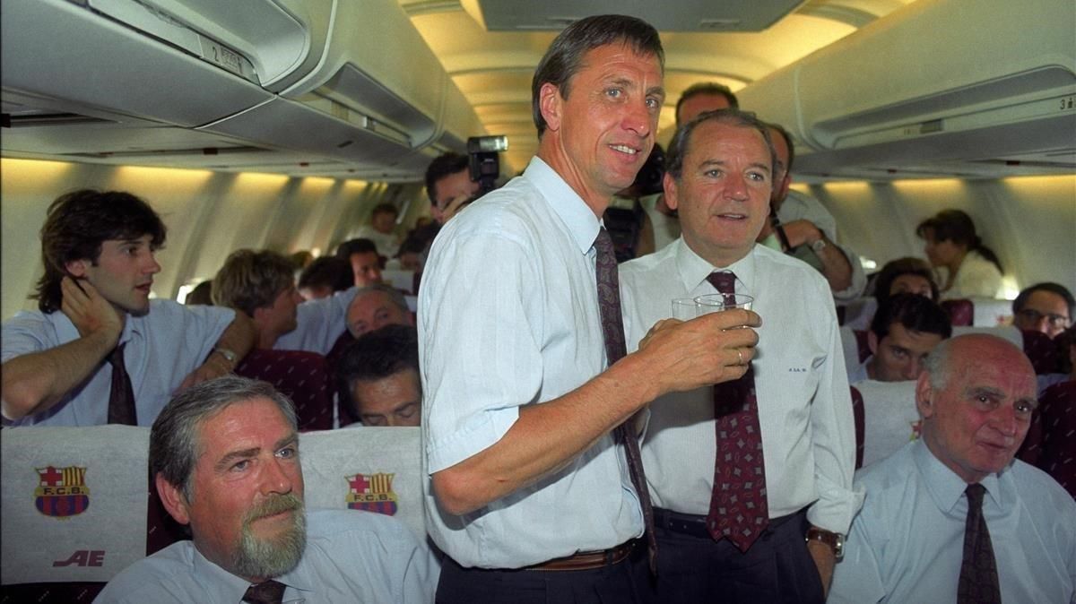Johan Cruyff y Josep Lluís Núñez, en el vuelo de regreso de Wembley, con la Copa de Europa. Johan Cruyff y Josep Lluís Núñez, en el vuelo de regreso de Wembley, con la Copa de Europa.