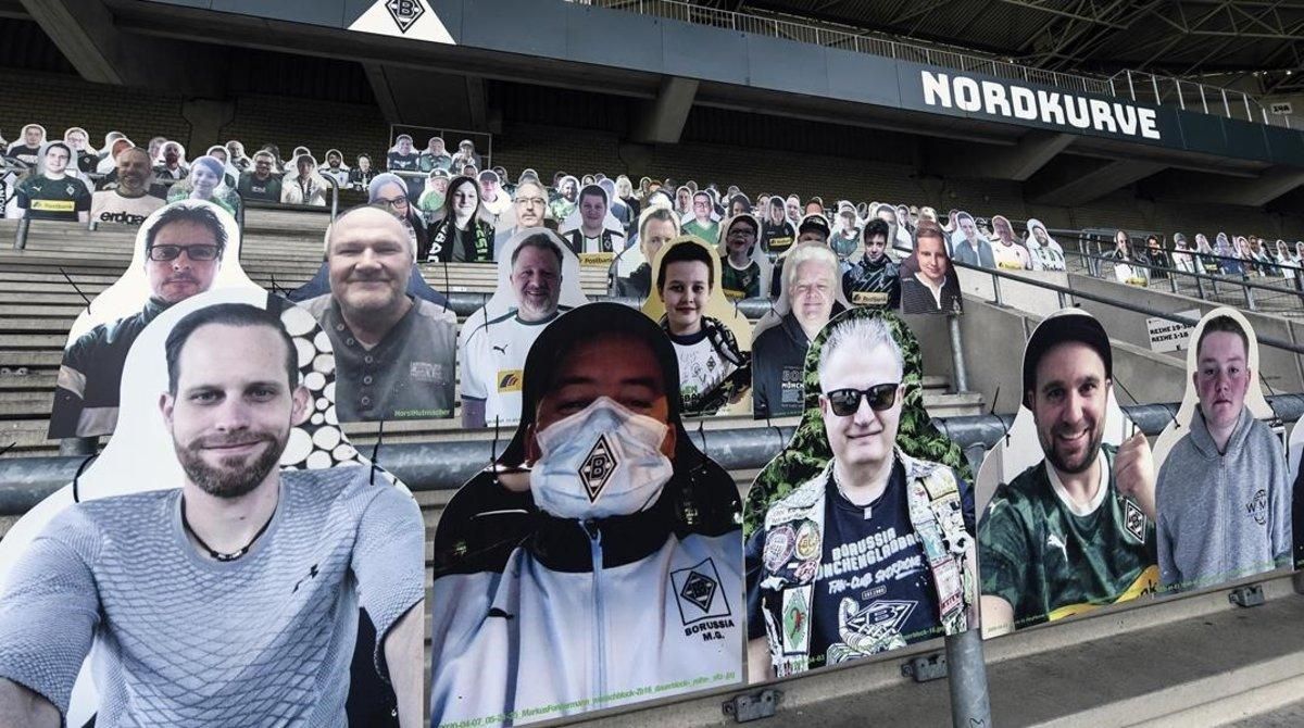 Maquetas de hinchas del Borussia Moenchengladbach, listos en las gradas para ’animar’ a su equipo. Maquetas de hinchas del Borussia Moenchengladbach, listos en las gradas para ’animar’ a su equipo.