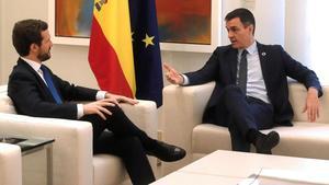 El presidente del Gobierno, Pedro Sánchez, y el líder del PP, Pablo Casado, durante su última reunión presencial, el pasado 17 de febrero en la Moncloa. 