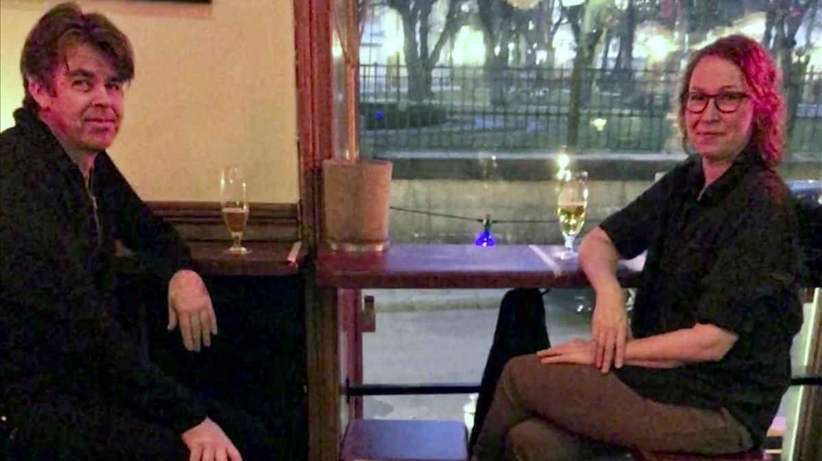 Dos personas respetando la distancia, en un bar de Estocolmo. Dos personas respetando la distancia, en un bar de Estocolmo.