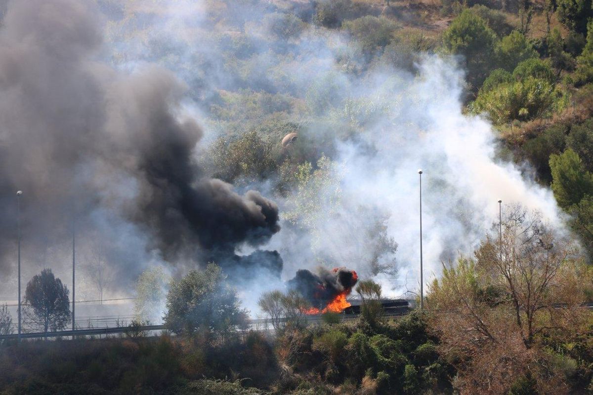 Imagen del camión incendiado el 24 de septiembre de 2019 en la C-16 con humo y llamas alrededor. Imagen del camión incendiado el 24 de septiembre de 2019 en la C-16 con humo y llamas alrededor.