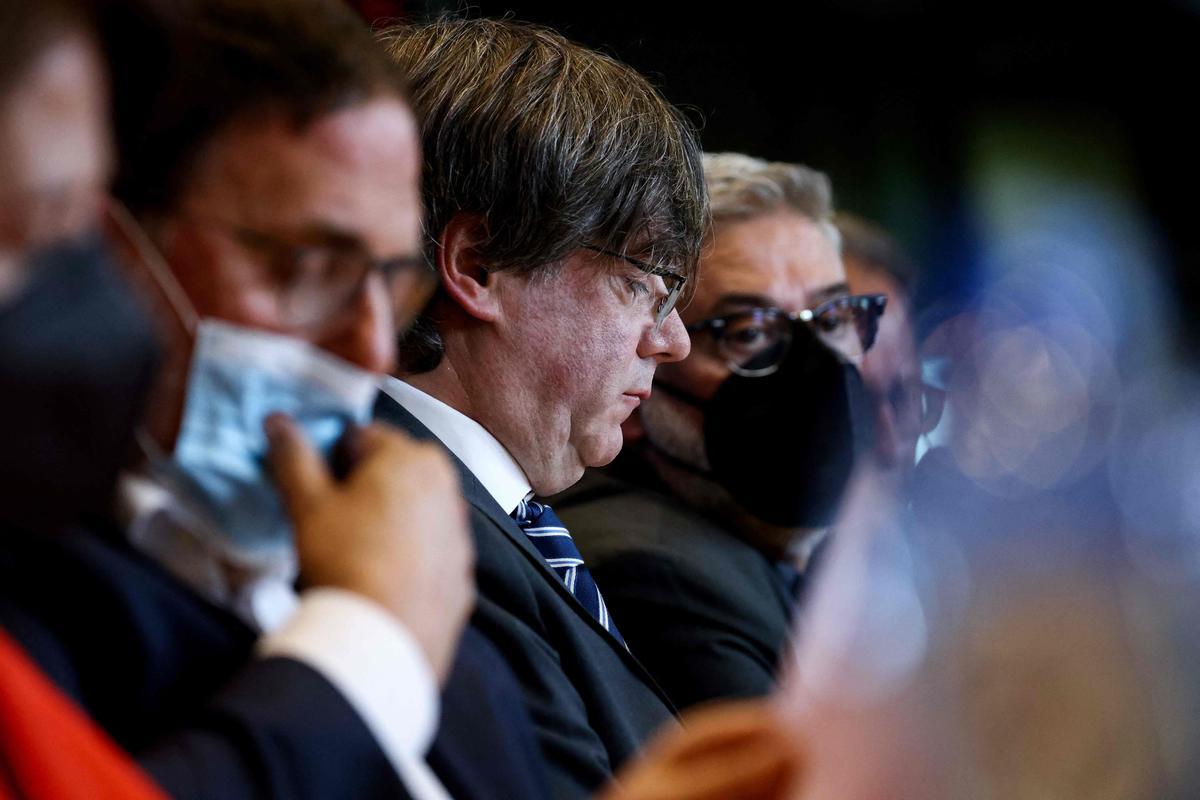 Oriol Junqueras, Carles Puigdemont y Carles Riera, durante la rueda de prensa que ofrecieron en Bruselas tras salir a la luz el espionaje masivo a políticos independentistas.