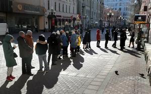 Decenas de personas esperan para sacar dinero de un cajero del banco Tinkoff en Moscú el pasado 9 de marzo. 