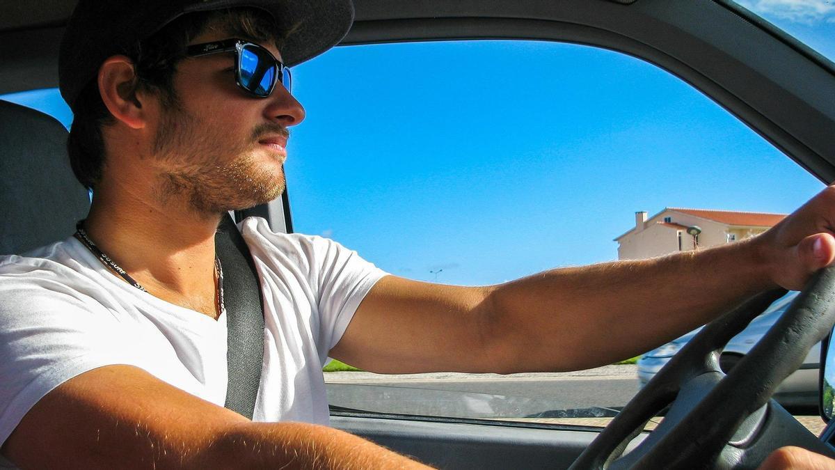 ¿Em pot multar la DGT per conduir amb ulleres de sol?