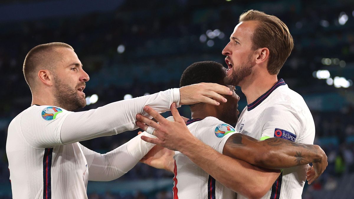 Kane (derecha) celebra uno de sus goles junto a Sterling y Shaw. Kane (derecha) celebra uno de sus goles junto a Sterling y Shaw.