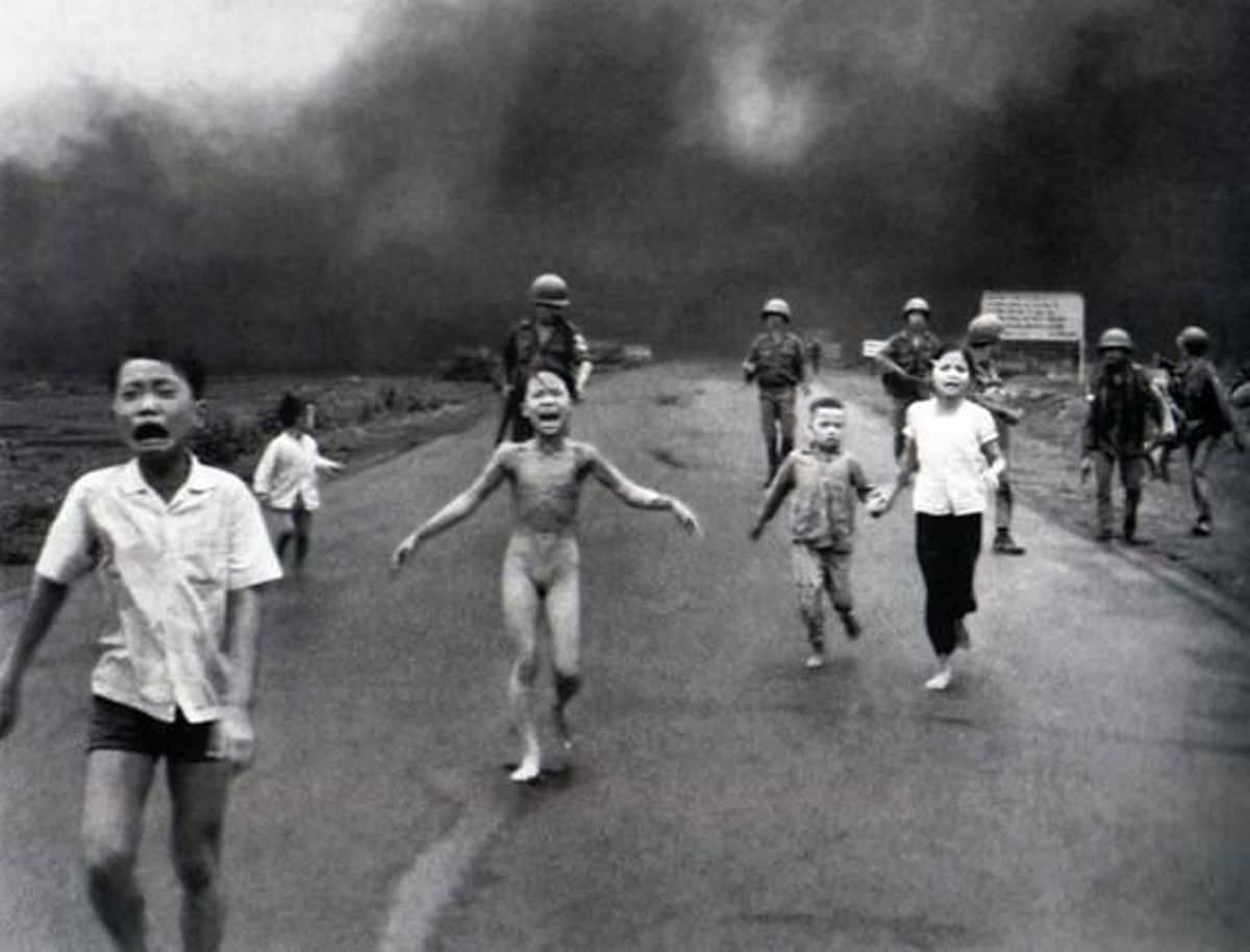 Imagen icónica de la niña alcanzada por un bombardeo con napalm en EEUU. Imagen icónica de la niña alcanzada por un bombardeo con napalm en EEUU.