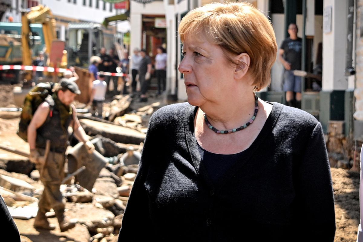 Angela Merkel visita la zona afectada por las inundaciones del pasado julio.