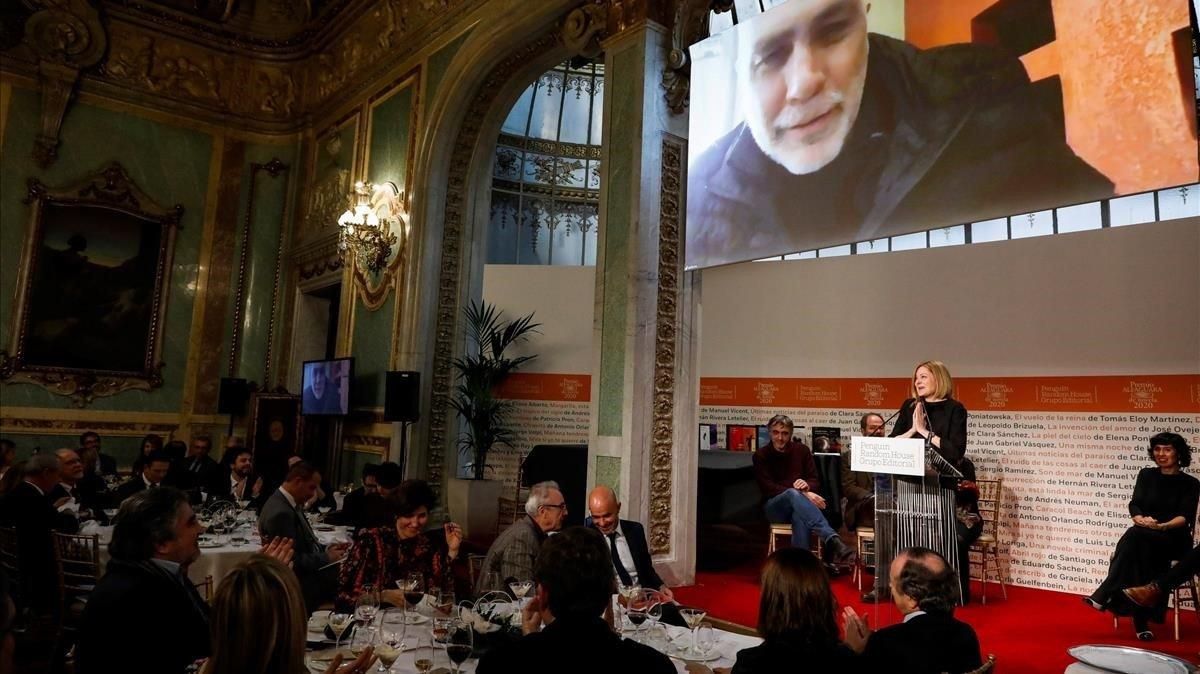 Guillermo Arriaga se dirige desde la pnatalla a los presentes en la gala del Premio Alfaguara, este viernes. Guillermo Arriaga se dirige desde la pnatalla a los presentes en la gala del Premio Alfaguara, este viernes.