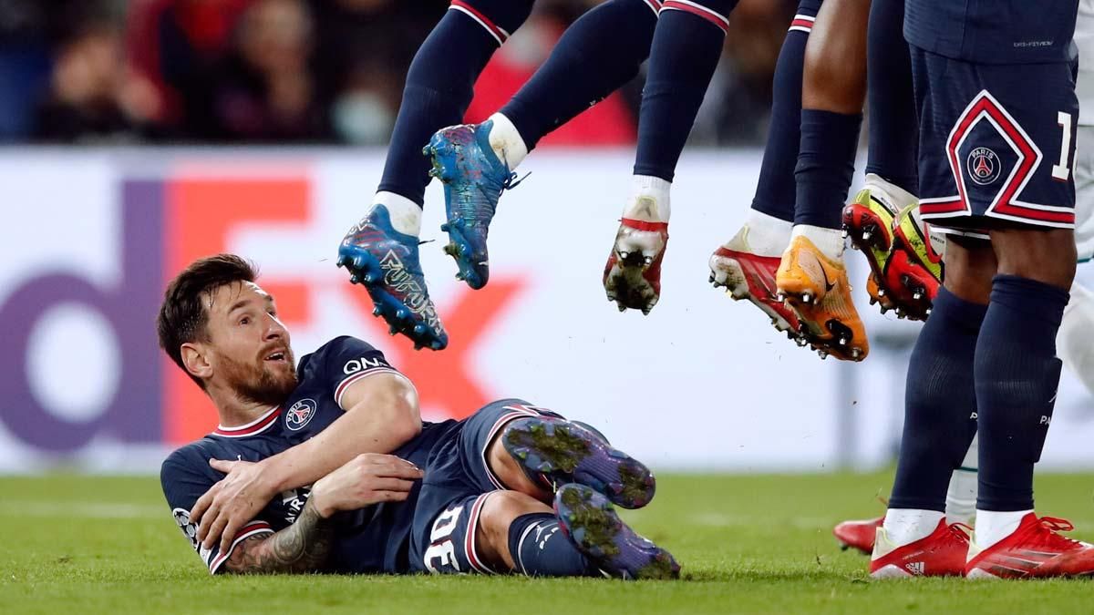 Leo Messi tumbado en el césped durante el lanzamiento de una falta. Leo Messi tumbado en el césped durante el lanzamiento de una falta.