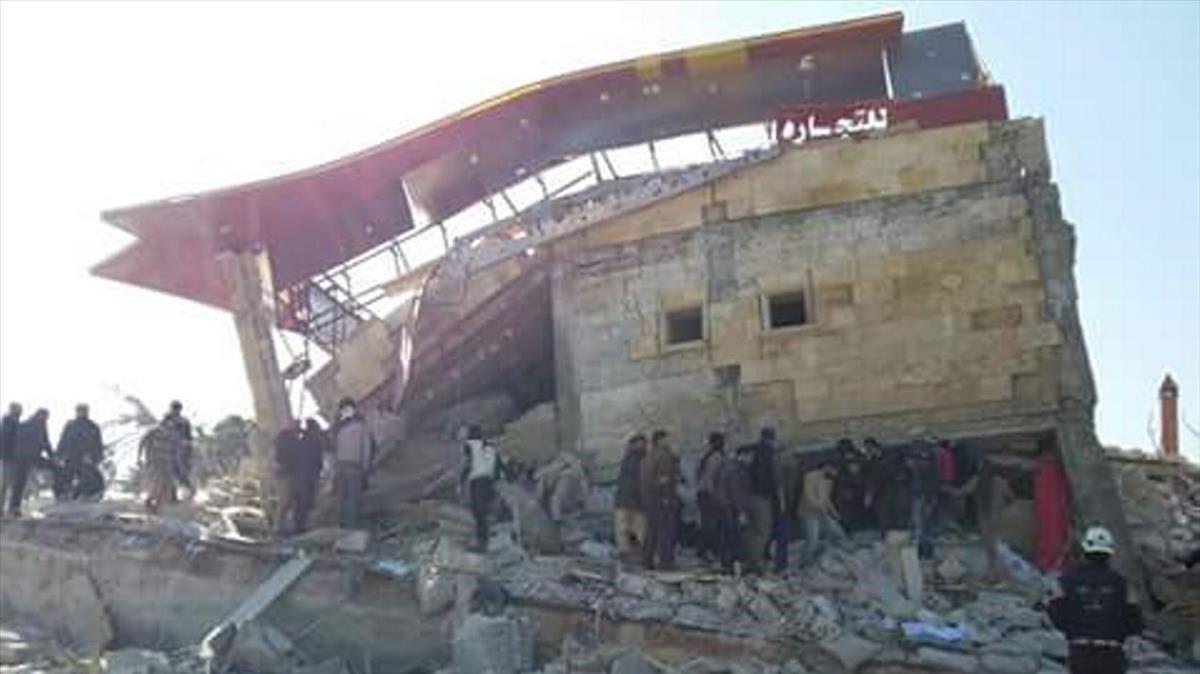 Fotografia de archivo facilitada por Médicos Sin Fronteras que muestra un hospital apoyado por la organizacion destruido durante un ataque aereo en Idlib el 15 de febrero del 2016.