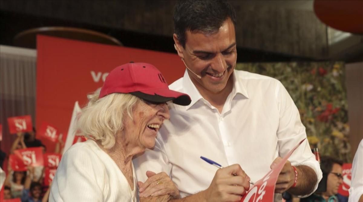 Pedro Sánchez, junto a una simpatizante, este domingo en Zaragoza. Pedro Sánchez, junto a una simpatizante, este domingo en Zaragoza.