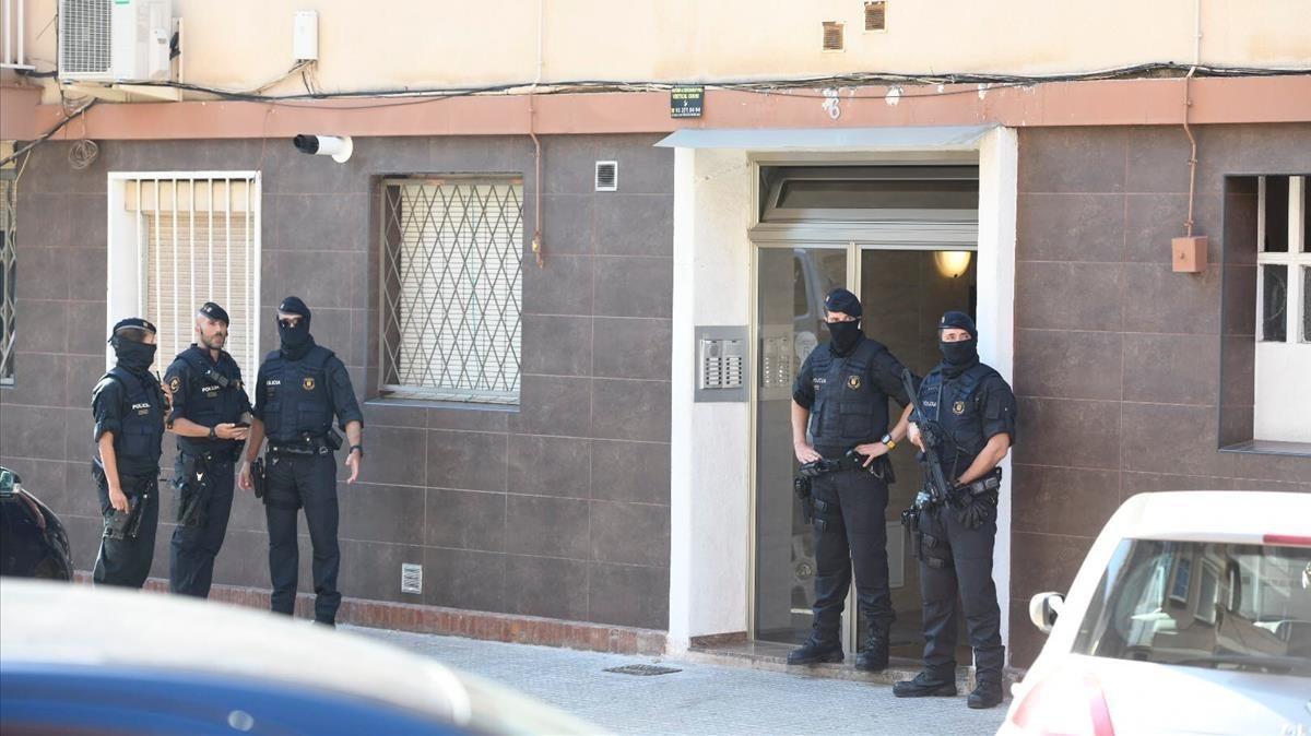 Miembros los mossos custodian la entrada de la vivienda del agresor de la comisaría de Cornellà.