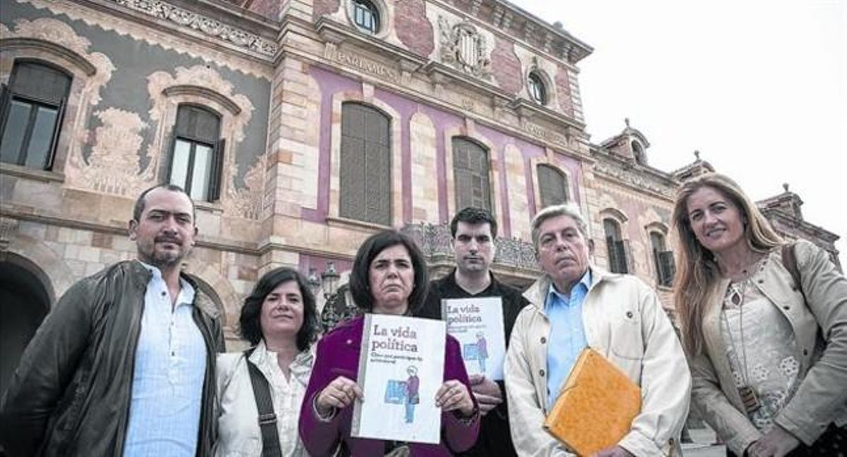 Representantes de Dincat, discapacitados intelectuales y familiares, ayer, ante el Parlament, con cuya presidenta se entrevistaron. Representantes de Dincat, discapacitados intelectuales y familiares, ayer, ante el Parlament, con cuya presidenta se entrevistaron.