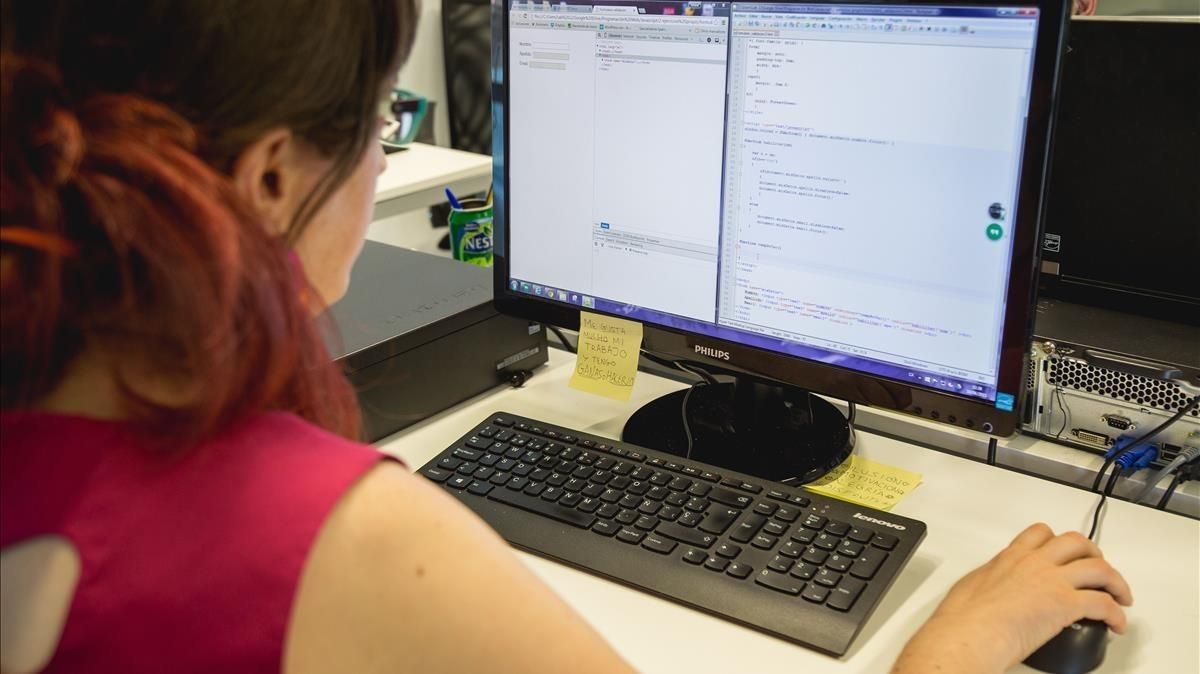 Una joven con asperger, en una empresa de Sant Cugat que emplea a personas que tienen este síndrome. Una joven con asperger, en una empresa de Sant Cugat que emplea a personas que tienen este síndrome.