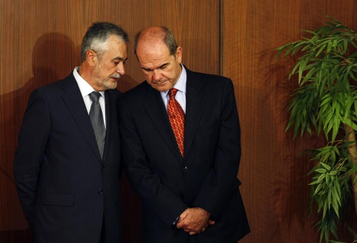 José Antonio Griñán y Manuel Chaves conversan en Sevilla, en abril del 2009.