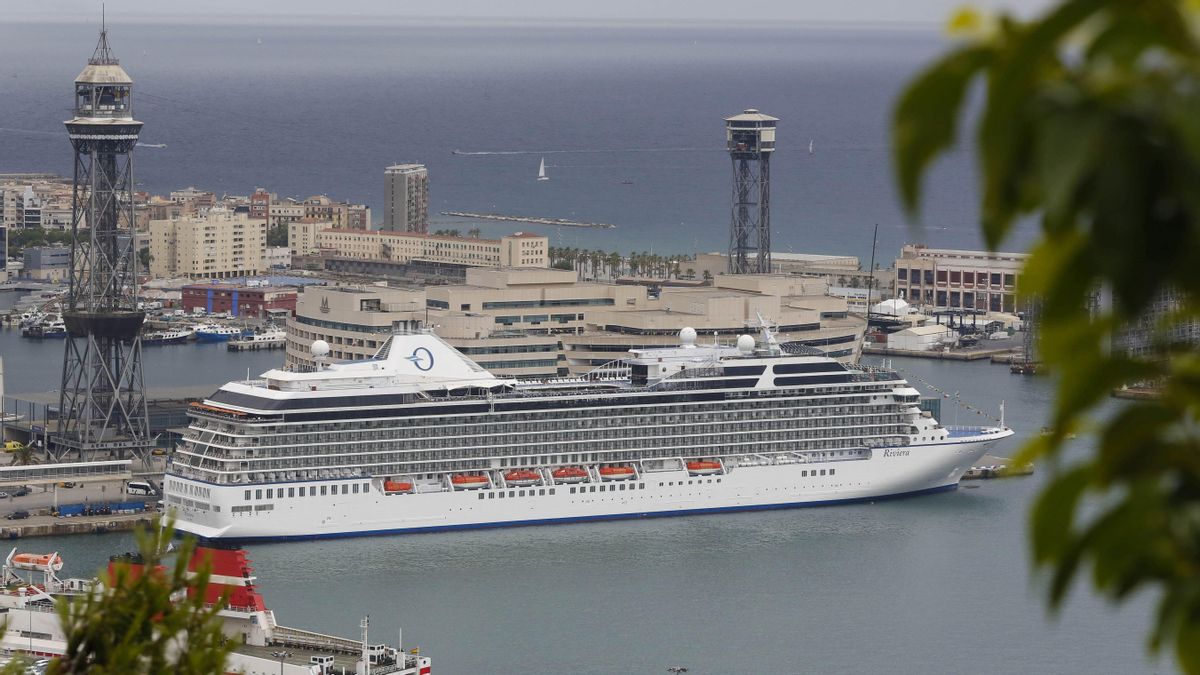 El crucero Oceania Riviera en el puerto de Barcelona. El crucero Oceania Riviera en el puerto de Barcelona.