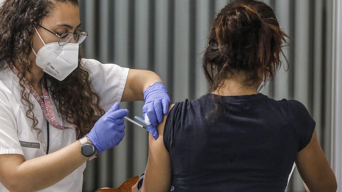 Nuevo síntoma de la vacuna Moderna: brazo covid