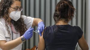 Nuevo síntoma de la vacuna Moderna: brazo covid