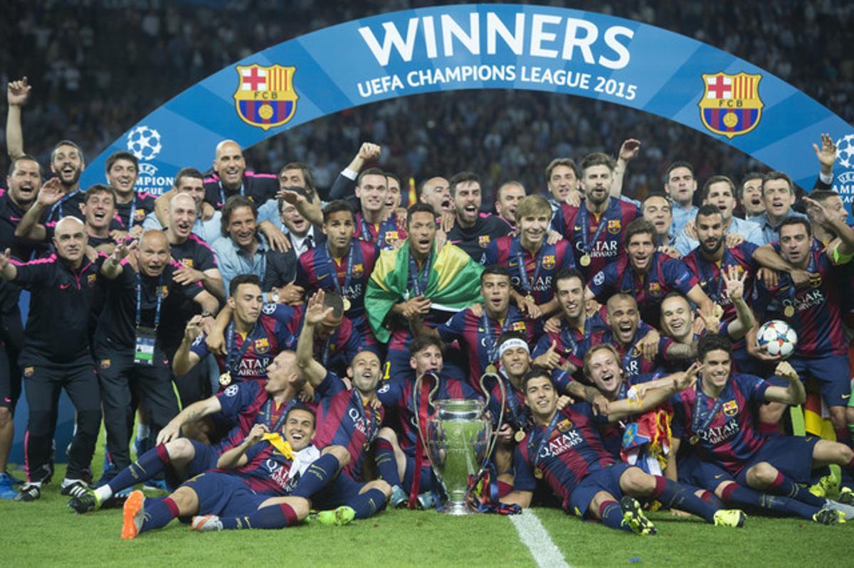 Els jugadors del Barça celebren sobre el terreny la consecució de la Champions.