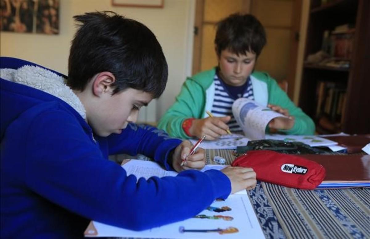 Pau y Unai, alumnos de quinto de primaria, hacen deberes en casa de uno de ellos. Pau y Unai, alumnos de quinto de primaria, hacen deberes en casa de uno de ellos.