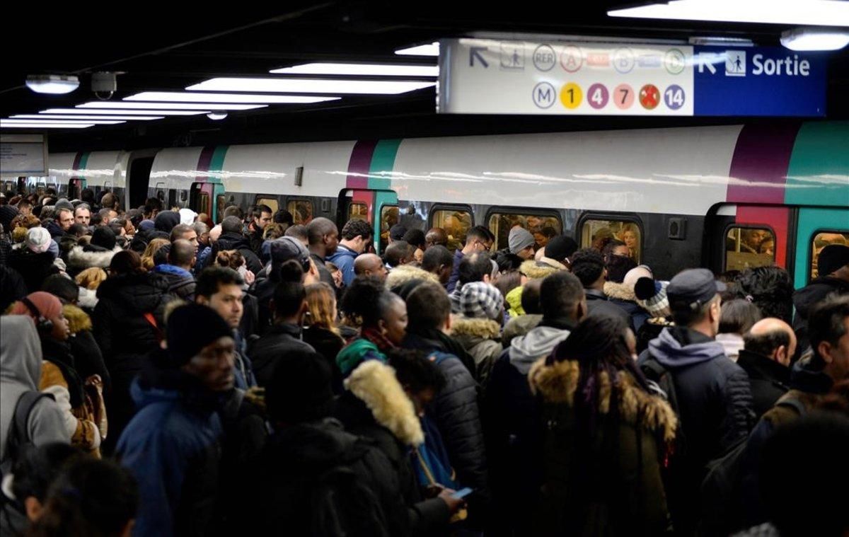 Aglomeraciones en el transporte de París por las protestas por la reforma de las pensiones. Aglomeraciones en el transporte de París por las protestas por la reforma de las pensiones.
