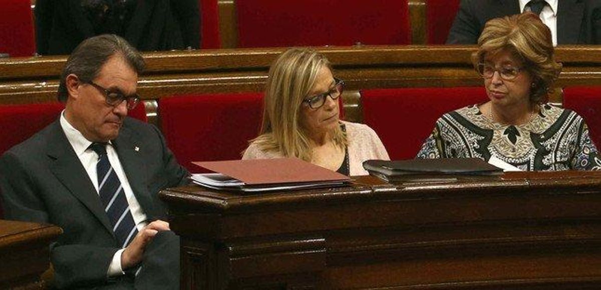 De izquierda a derecha, el ’president’ Mas, la exvicepresidenta Joana Ortega y la ’consellera’ d’Ensenyament, Irene Rigau, en una sesión del Parlament de noviembre del 2014. De izquierda a derecha, el ’president’ Mas, la exvicepresidenta Joana Ortega y la ’consellera’ d’Ensenyament, Irene Rigau, en una sesión del Parlament de noviembre del 2014.
