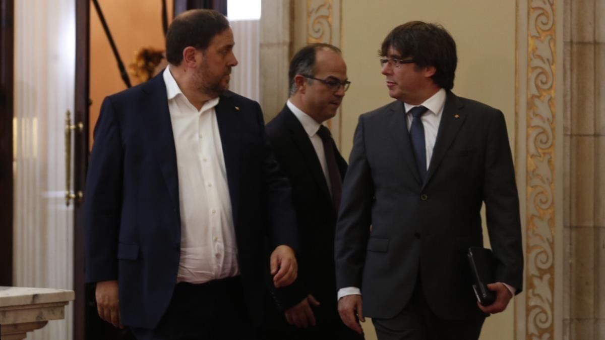 El president Puigdemont, Oriol Junqueras y Jordi Turull de dirigen al hemiciclo. El president Puigdemont, Oriol Junqueras y Jordi Turull de dirigen al hemiciclo.