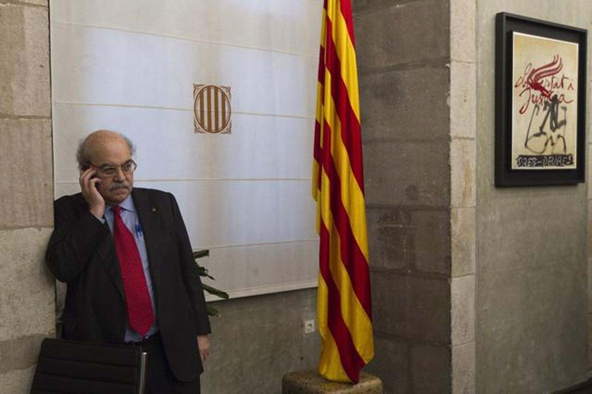 El ’conseller’ de Economía i Coneixement, Andreu Mas-Colell, habla por el móvil en el Palau de la Generalitat. El ’conseller’ de Economía i Coneixement, Andreu Mas-Colell, habla por el móvil en el Palau de la Generalitat.