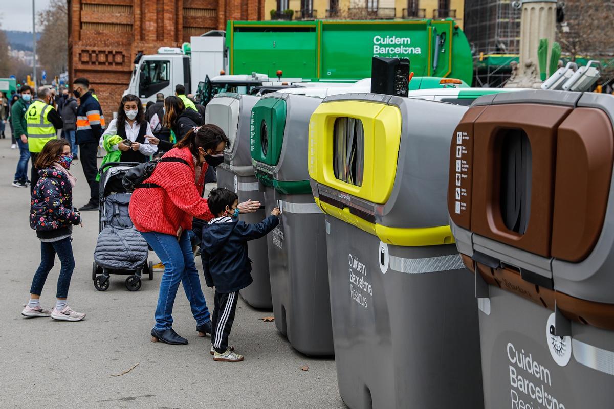 Barcelona estrena nous contenidors i més camions d’escombraries elèctrics