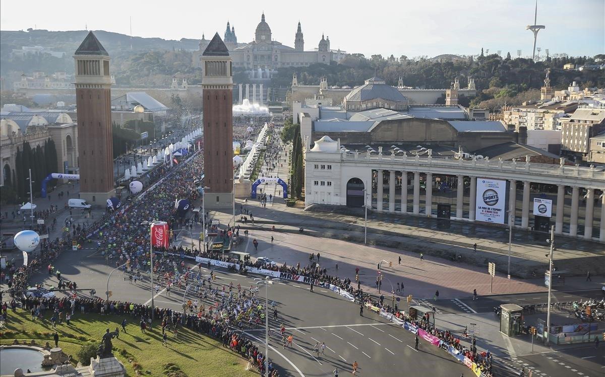 Una imagen del maratón de Barcelona del 2019 en la salida de plaza España 