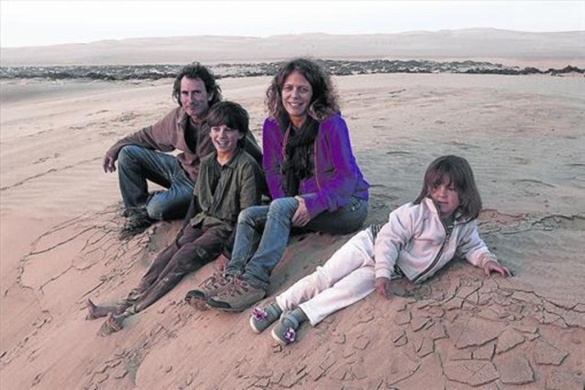 Andoni Canela y Meritxell Margarit, con sus hijos Unai y Amaia, en Agate Beach, en Lüderitz (Namibia).