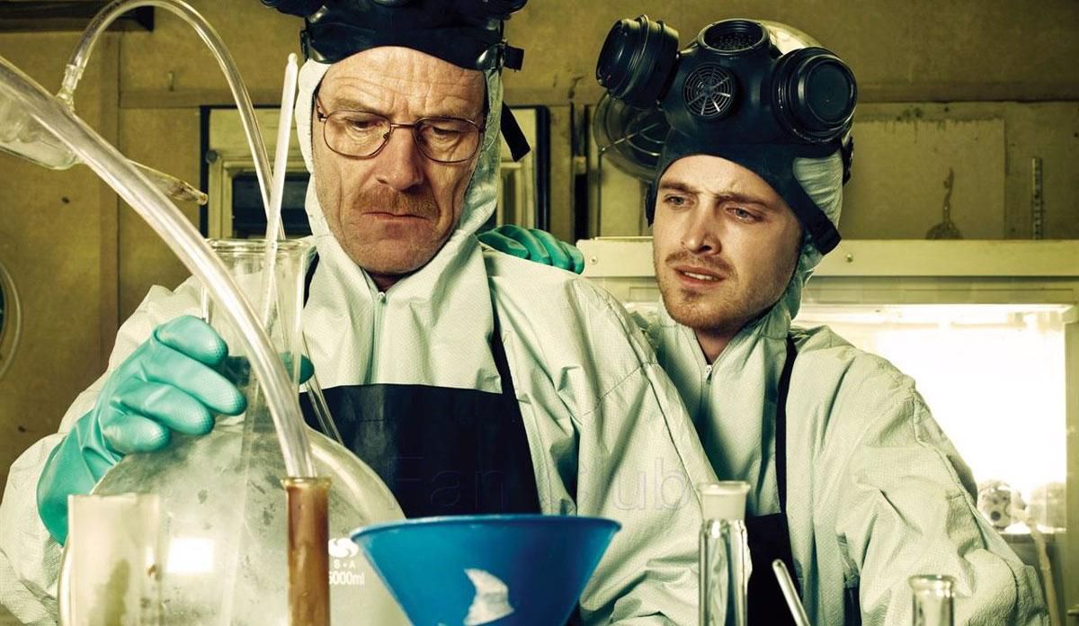 Los protagonistas de ’Breaking Bad’ cocinando metanfetamina. Los protagonistas de ’Breaking Bad’ cocinando metanfetamina.