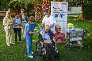 Josefa Pérez, de 91, recibe la cuarta dosis del covid y la vacuna de la gripe en la residencia Feixa Llarga, en L’Hospitalet de Llobregat, este lunes.