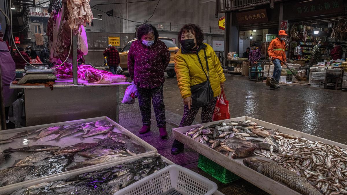Mujeres chinas en un mercado de Wuhan.