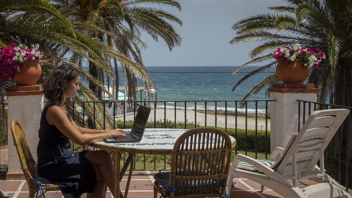 Maria Vanacloig teletrabaja desde su casa en la playa de Xavia, en Alicante, en julio del año pasado.