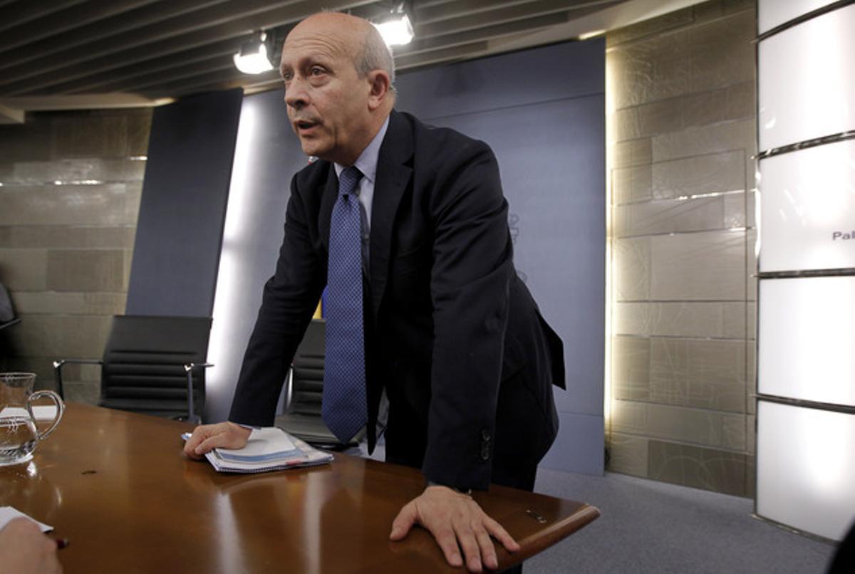 Jose Ignacio Wert, ministro de Educacion, durante la rueda de prensa ofrecida después del Consejo de Ministros, junto a la vicepresidenta, Soraya Sáenz de Santamaría. Jose Ignacio Wert, ministro de Educacion, durante la rueda de prensa ofrecida después del Consejo de Ministros, junto a la vicepresidenta, Soraya Sáenz de Santamaría.