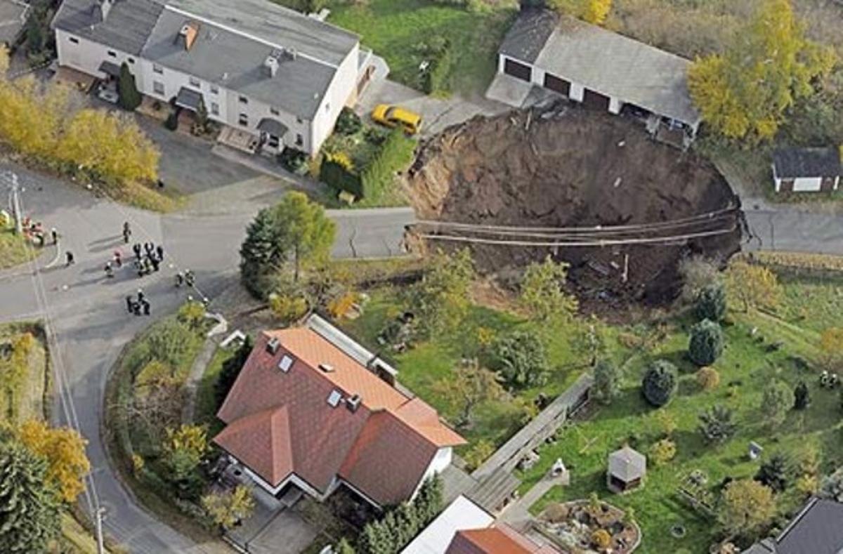 Imagen aérea del socavón que se ha producido esta madrugada en la localidad alemana de Schmalkalden.