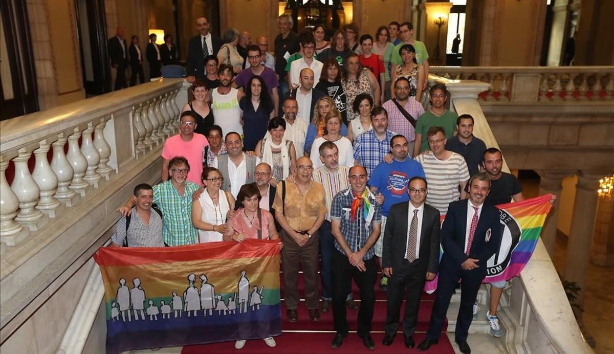 Diversos colectivos, acompañados de representantes de grupos políticos, en el Parlament el día que se aprobó la ley antihomofobia.