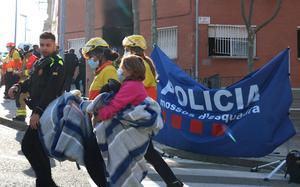 Incendio mortal en Rubí: el medio centenar de vecinos afectados pasarán al menos tres días fuera de casa