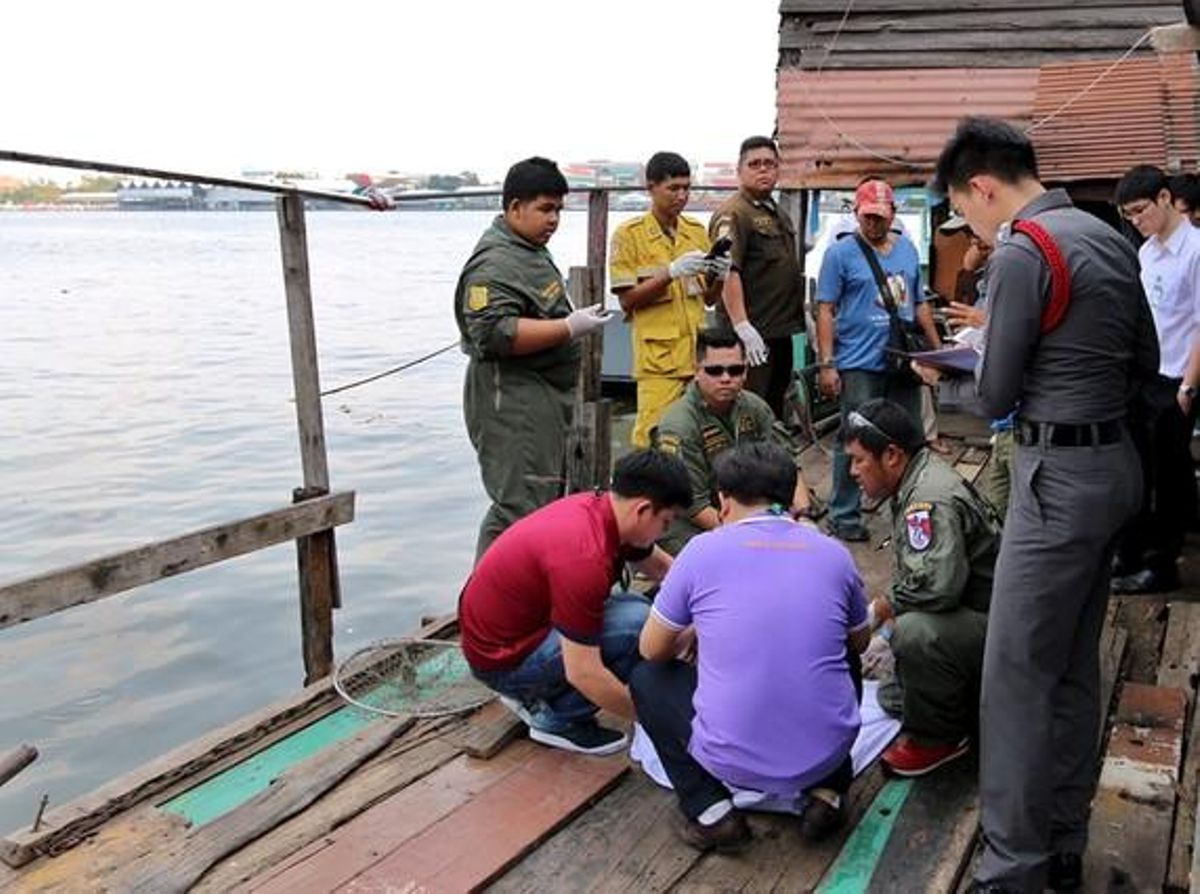 Agentes de policía de Tailandia, junto al lugar del hallazgo del cuerpo del ejecutivo catalán David Bernat en Bangkok. Agentes de policía de Tailandia, junto al lugar del hallazgo del cuerpo del ejecutivo catalán David Bernat en Bangkok.