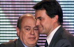 Jordi Pujol y Artur Mas se abrazan en un congreso de CDC en Cornellà, en el año 2000, que ungió al segundo como sucesor del primero.