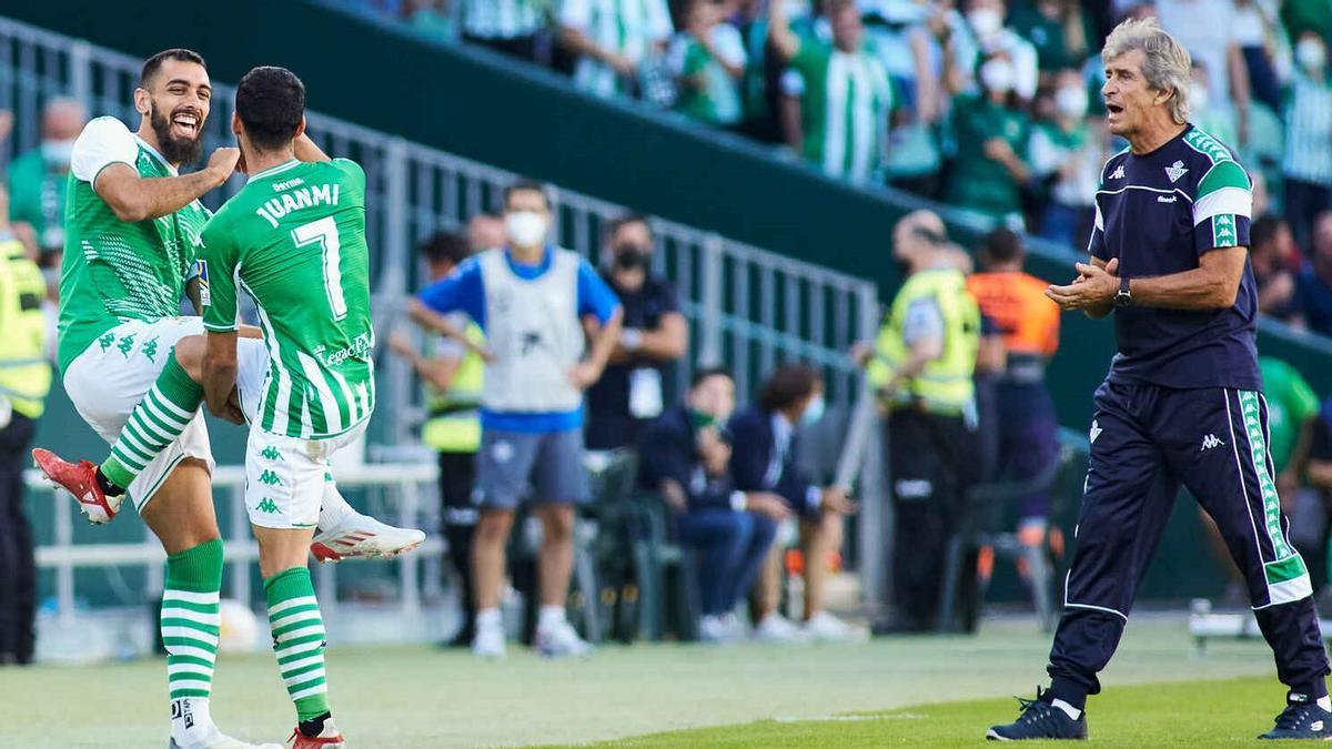 Borja Iglesias y Juanmi celebran un gol junto a Pellegrini.