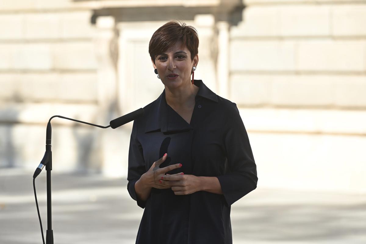 La portavoz del Ejecutivo, la titular de Política Territorial, Isabel Rodríguez, este 15 de julio tras el acto de víctimas del covid-19, en el Palacio Real de Madrid. 