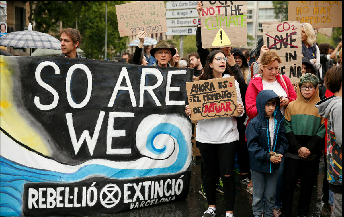 Manifestación juvenil para exigir medidas contra la emergencia climática, en 2019 en Barcelona. Manifestación juvenil para exigir medidas contra la emergencia climática, en 2019 en Barcelona.