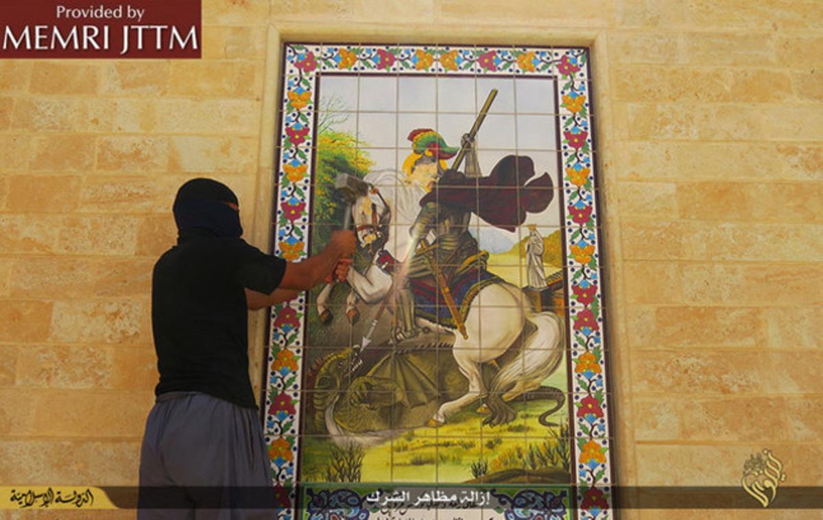 Un yihadista destruye con una maza la imagen de un santo.
